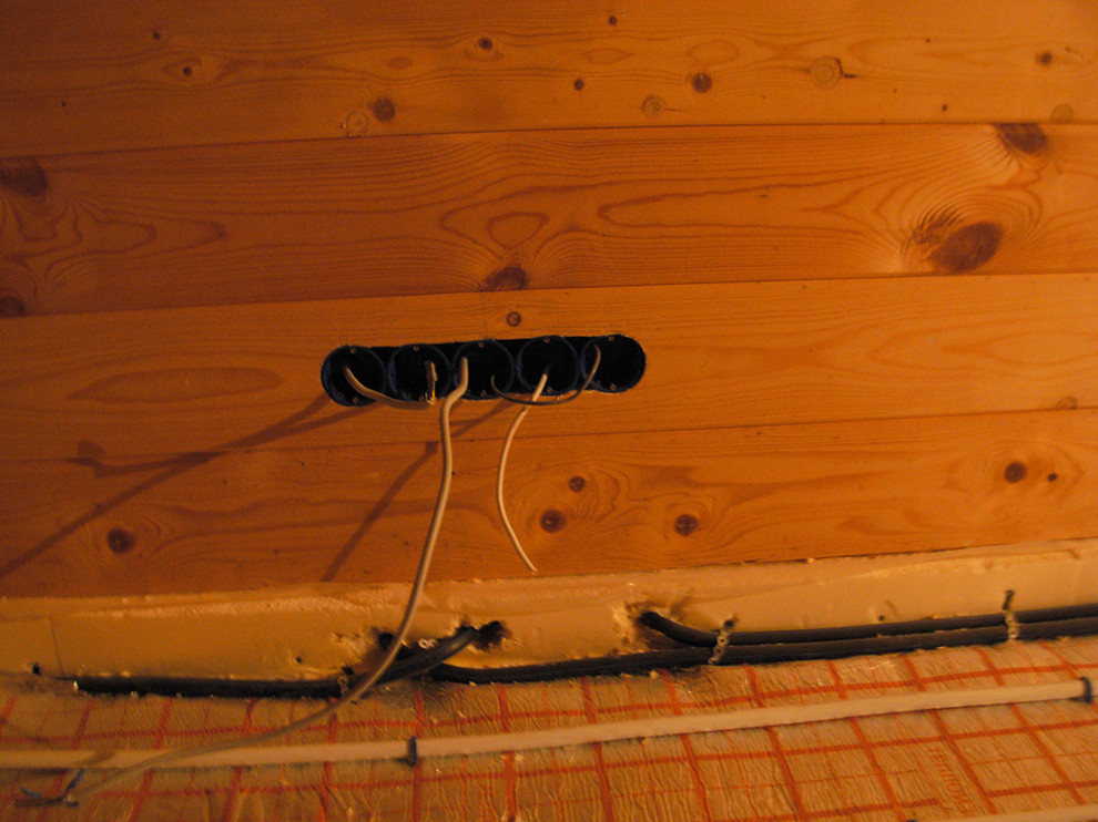 Скрытая электропроводка в деревянном доме из бревен