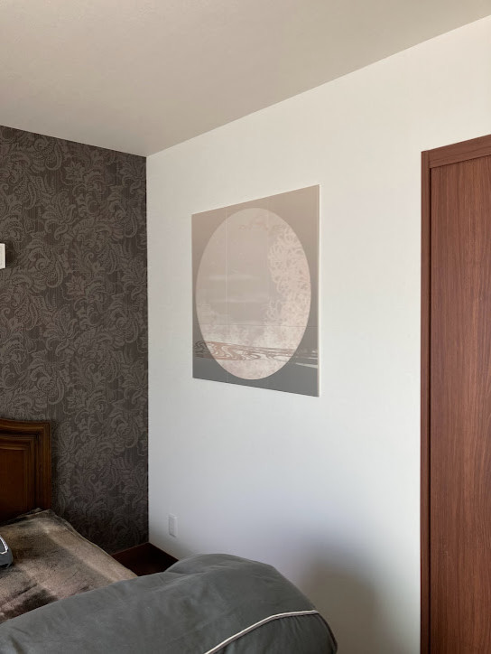 Réalisation d'une chambre parentale tradition de taille moyenne avec un mur blanc, un sol en contreplaqué, un sol marron, un plafond en papier peint et du papier peint.