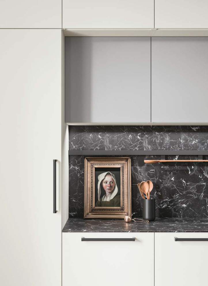 Diseño de cocina moderna grande con armarios con paneles lisos, puertas de armario blancas, salpicadero negro, electrodomésticos con paneles y suelo de madera en tonos medios