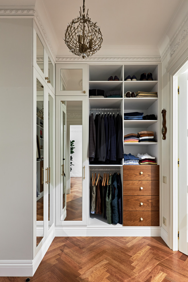 Idéer för en stor klassisk garderob, med luckor med glaspanel, vita skåp, mellanmörkt trägolv och brunt golv