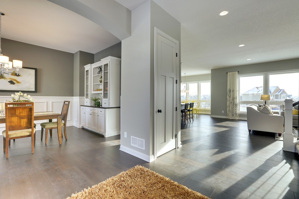 Transitional entryway photo in Minneapolis