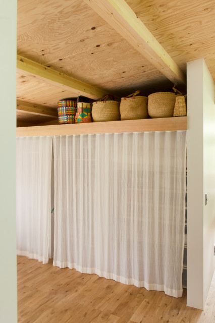 ガーゼカーテンでナチュラルな感触を与えるクローゼット moderne-armoire-et-dressing
