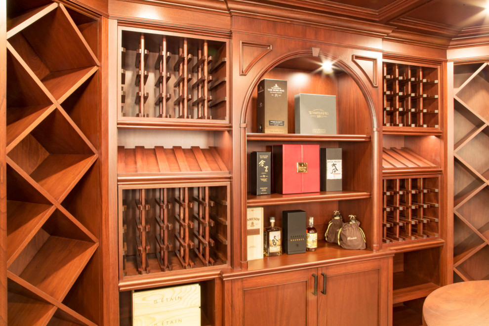 Foto de bodega clásica renovada de tamaño medio con suelo de madera en tonos medios