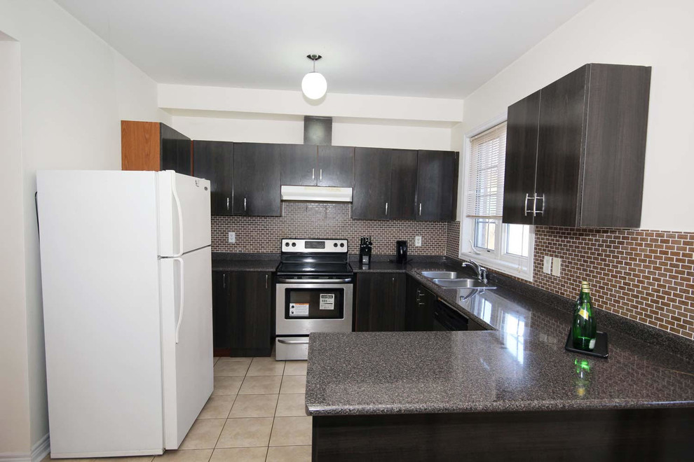Kitchen - transitional kitchen idea in Toronto