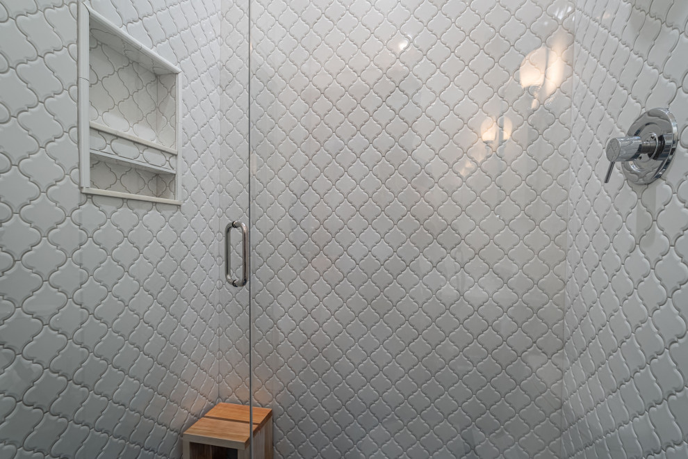 Пример оригинального дизайна: маленькая ванная комната в стиле кантри с фасадами островного типа, темными деревянными фасадами, душем в нише, унитазом-моноблоком, белой плиткой, керамической плиткой, белыми стенами, полом из керамогранита, душевой кабиной, врезной раковиной, мраморной столешницей, синим полом, душем с распашными дверями, белой столешницей, нишей, тумбой под одну раковину и напольной тумбой для на участке и в саду