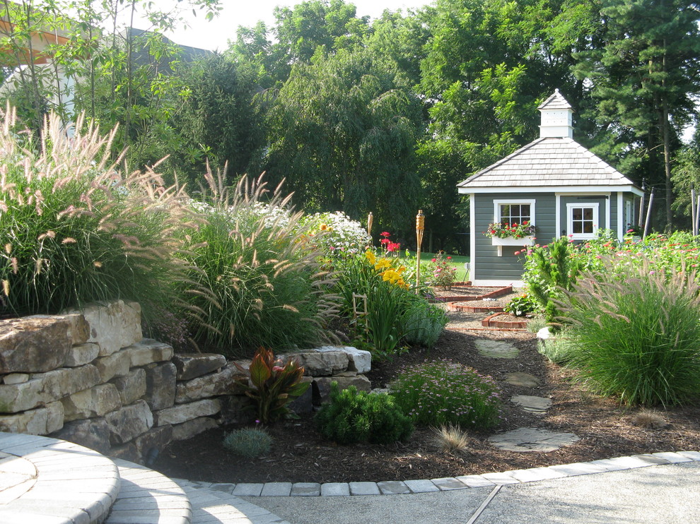 Design ideas for a traditional backyard garden in Philadelphia.