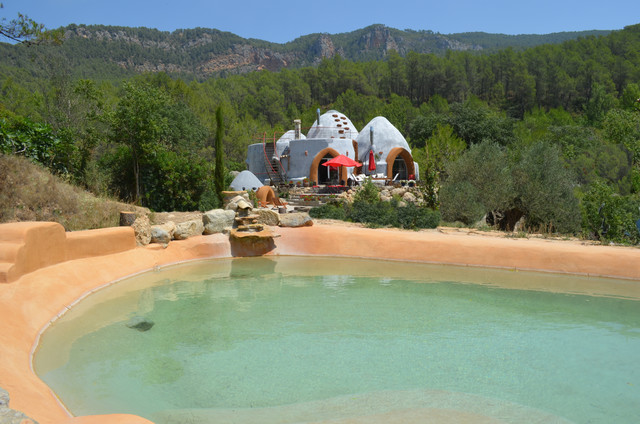 Domos superadobe en el interior de Castell&oacute;n eklektisk-fasad