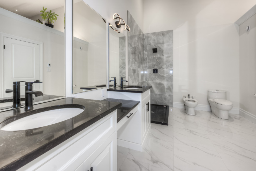 Transitional bathroom photo in Toronto