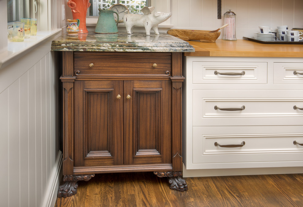 Kitchen - transitional kitchen idea in Columbus