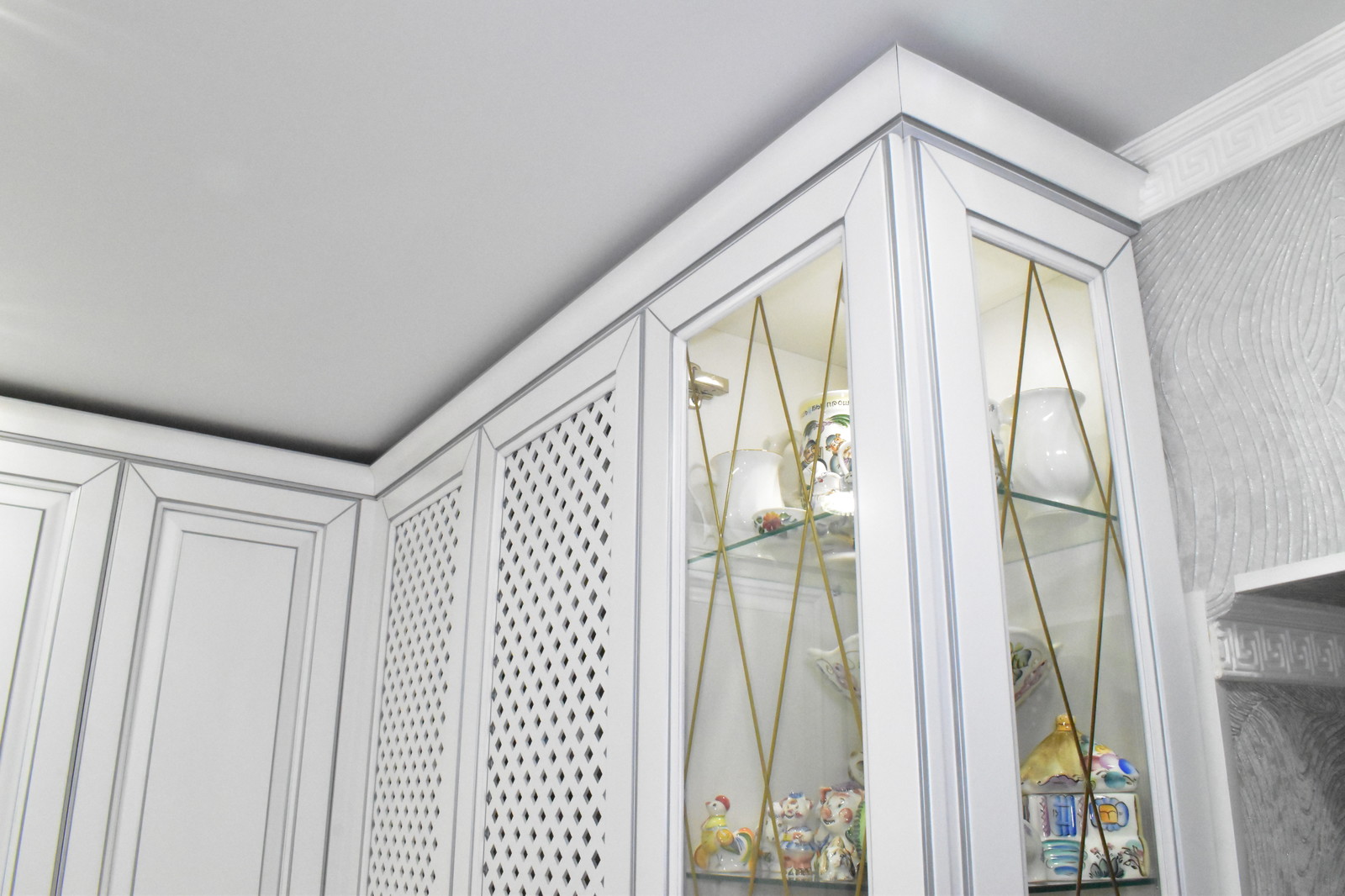 Кухня из массива бука, модель ЭКО в белом цвете с серебряной патиной