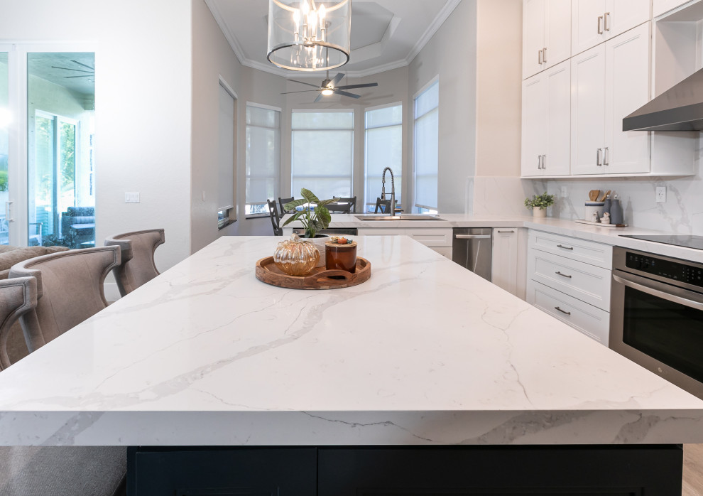 Example of a transitional home design design in Miami