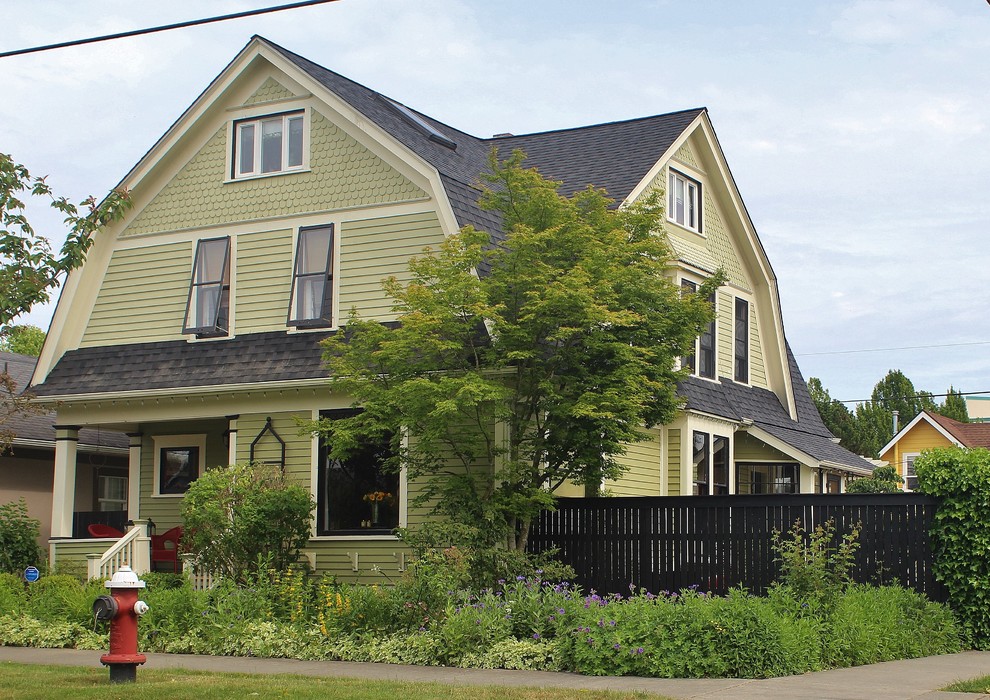 Inspiration for a large victorian green three-story exterior home remodel in Seattle