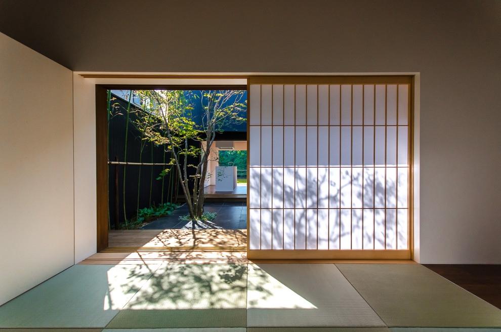 Foto di una camera da letto di medie dimensioni con pavimento in tatami e travi a vista