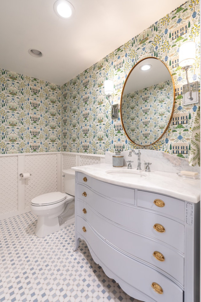 Пример оригинального дизайна: туалет среднего размера в классическом стиле с синими фасадами, раздельным унитазом, разноцветными стенами, полом из мозаичной плитки, врезной раковиной, мраморной столешницей, синим полом, белой столешницей, напольной тумбой и обоями на стенах