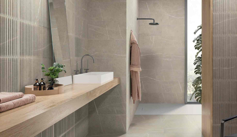 Großes Modernes Badezimmer En Suite mit beigen Fliesen, beiger Wandfarbe und Porzellan-Bodenfliesen in Miami