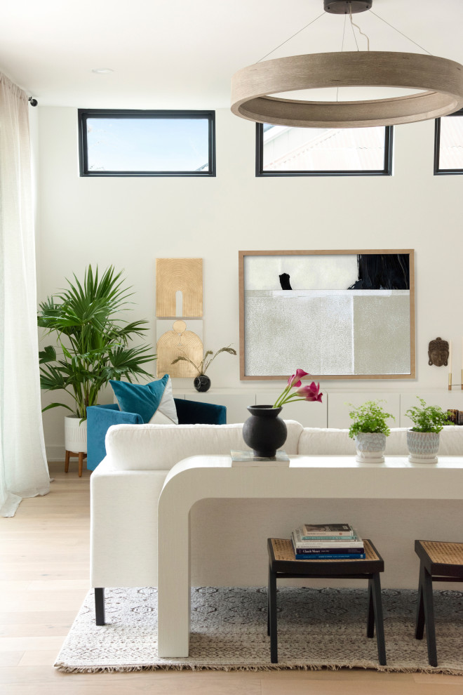 Foto di un grande soggiorno minimalista aperto con pareti bianche e parquet chiaro