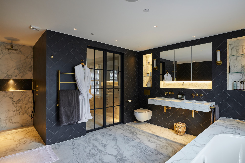 Пример оригинального дизайна: большая главная ванная комната в современном стиле с накладной ванной, душем в нише, инсталляцией, синей плиткой, подвесной раковиной, мраморной столешницей и тумбой под две раковины