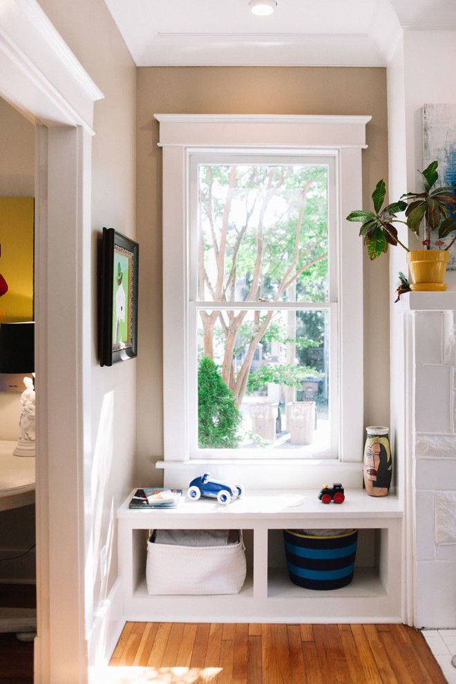 Example of a transitional entryway design in Nashville