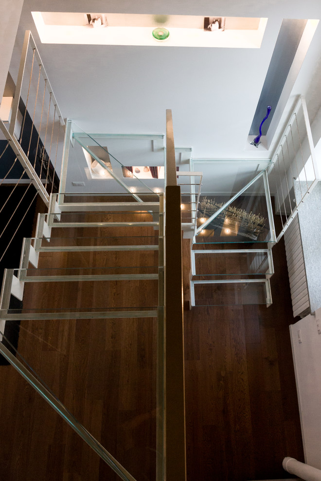 トゥーリンにあるコンテンポラリースタイルのおしゃれな階段の写真