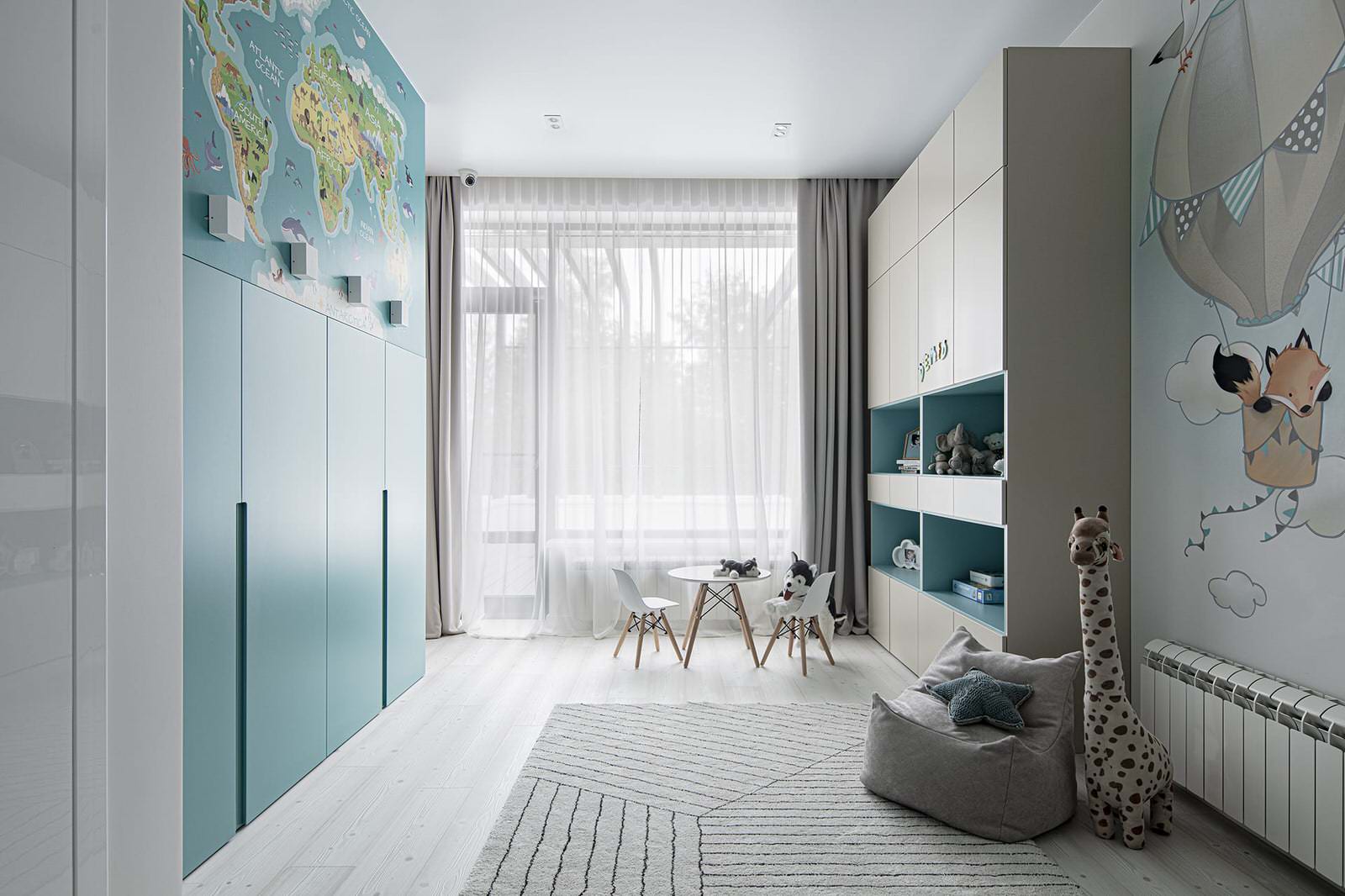 Большой красивый белый дом