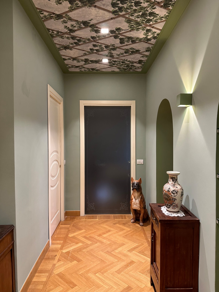 Свежая идея для дизайна: фойе среднего размера в классическом стиле с зелеными стенами, паркетным полом среднего тона, двустворчатой входной дверью, белой входной дверью и потолком с обоями - отличное фото интерьера