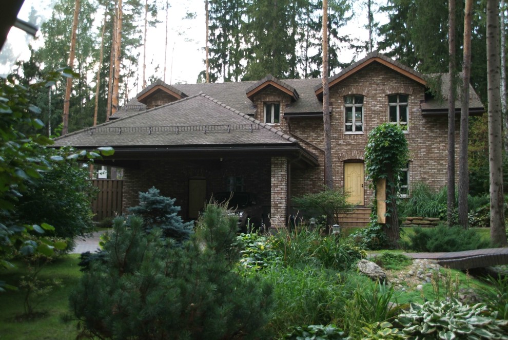 Design ideas for a large traditional exterior in Moscow.