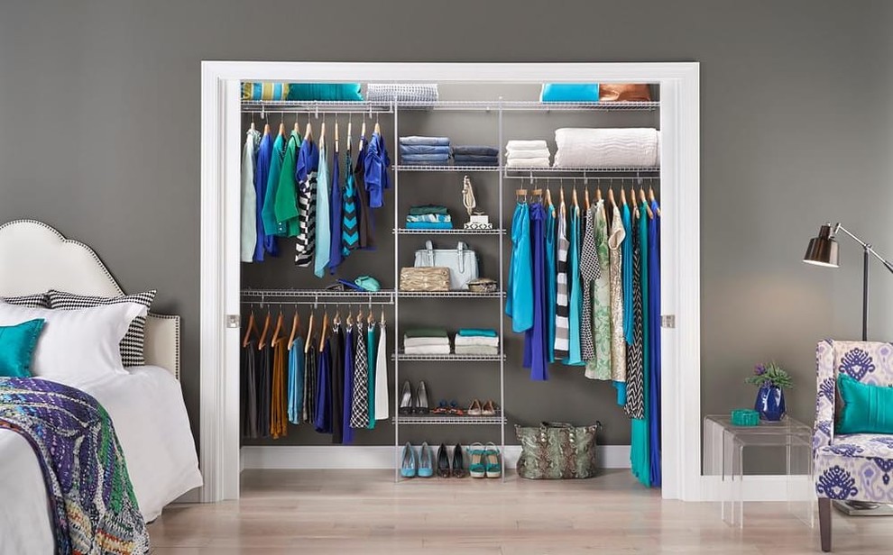 Inspiration for a transitional storage and wardrobe in Minneapolis.
