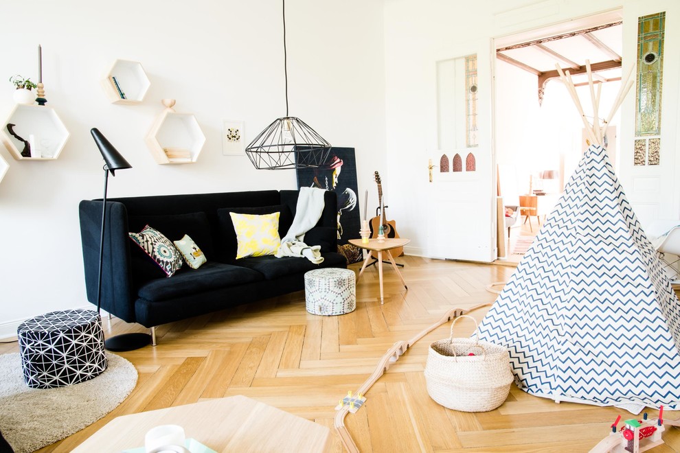 Neutrales Eklektisches Kinderzimmer mit Spielecke, weißer Wandfarbe und hellem Holzboden in Berlin