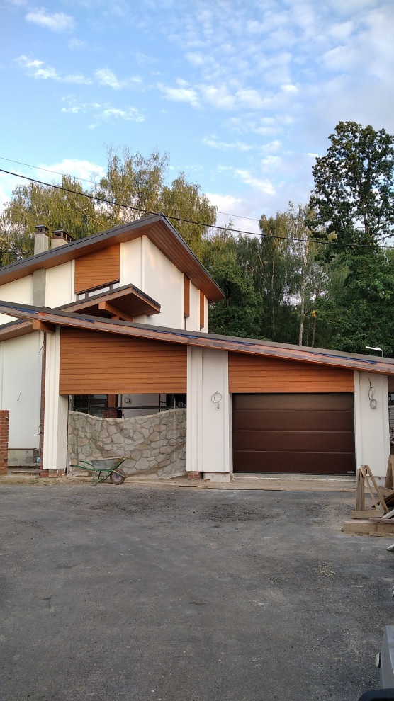 Отделка загородного дома планкеном из лиственницы