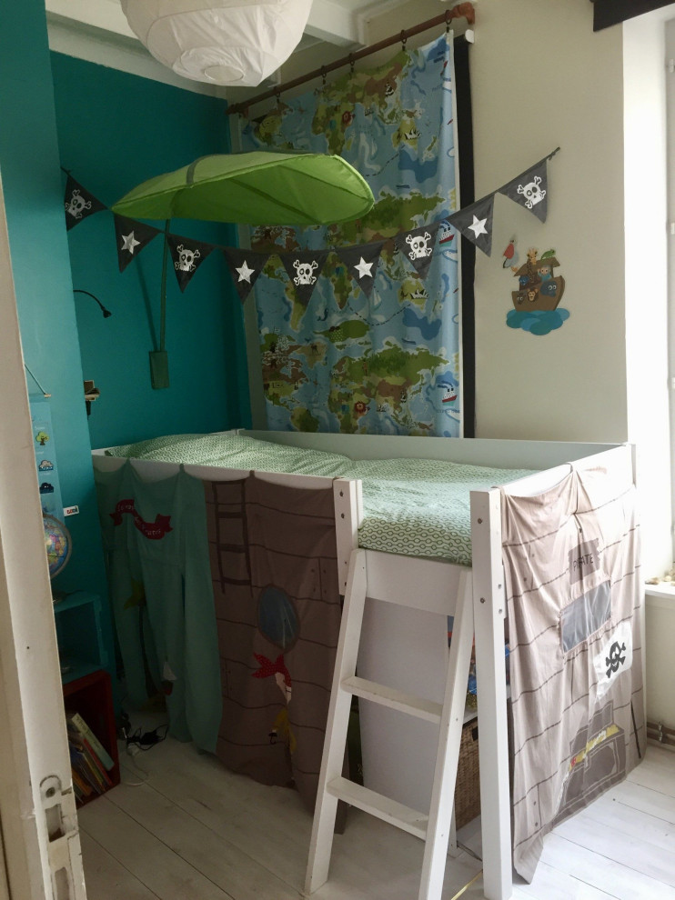 Пример оригинального дизайна: маленькая детская с спальным местом, синими стенами, деревянным полом, белым полом и балками на потолке для на участке и в саду, ребенка от 4 до 10 лет, мальчика