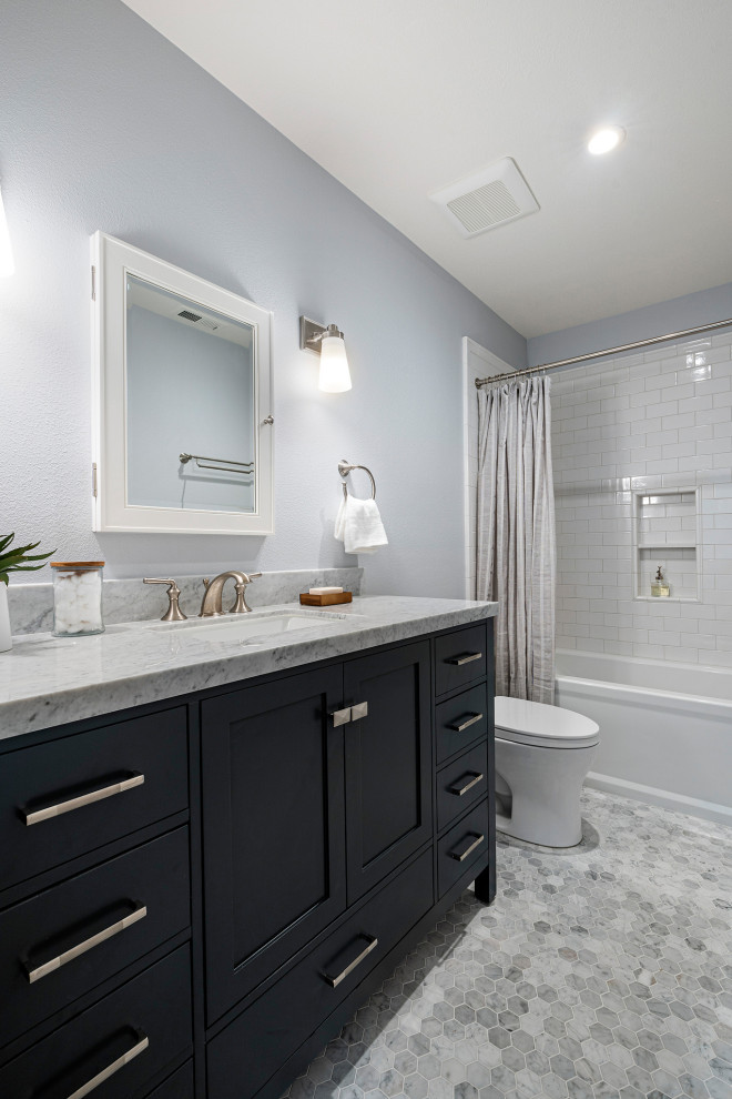 Стильный дизайн: детская ванная комната среднего размера в стиле неоклассика (современная классика) с фасадами в стиле шейкер, синими фасадами, ванной в нише, душем в нише, раздельным унитазом, белой плиткой, керамической плиткой, серыми стенами, мраморным полом, врезной раковиной, мраморной столешницей, серым полом, шторкой для ванной, серой столешницей, нишей, тумбой под одну раковину и напольной тумбой - последний тренд