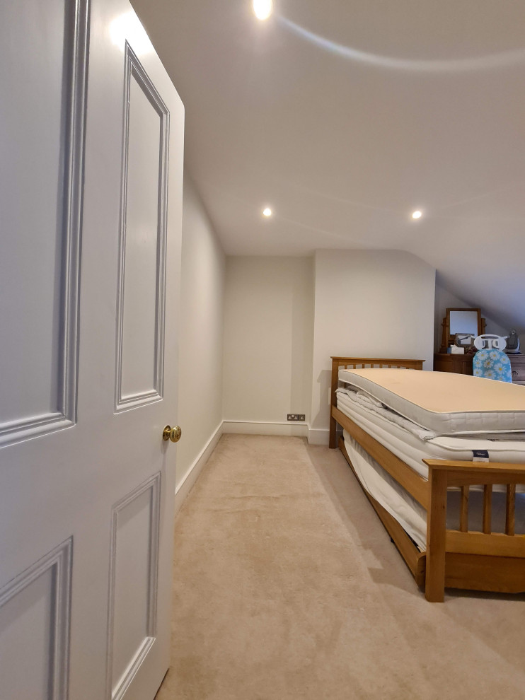 На фото: спальня среднего размера на антресоли в классическом стиле с белыми стенами, ковровым покрытием, бежевым полом, кессонным потолком и обоями на стенах без камина с