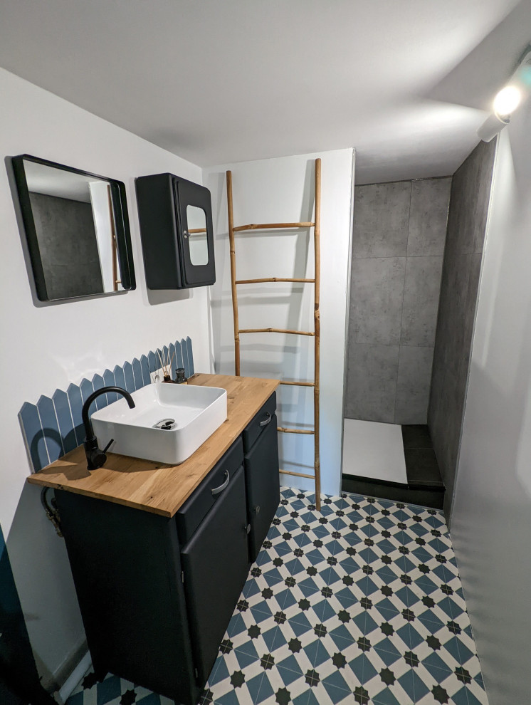 Idéer för ett litet modernt brun badrum med dusch, med en öppen dusch, en toalettstol med hel cisternkåpa, grå kakel, vita väggar, linoleumgolv, ett nedsänkt handfat, träbänkskiva, flerfärgat golv och med dusch som är öppen