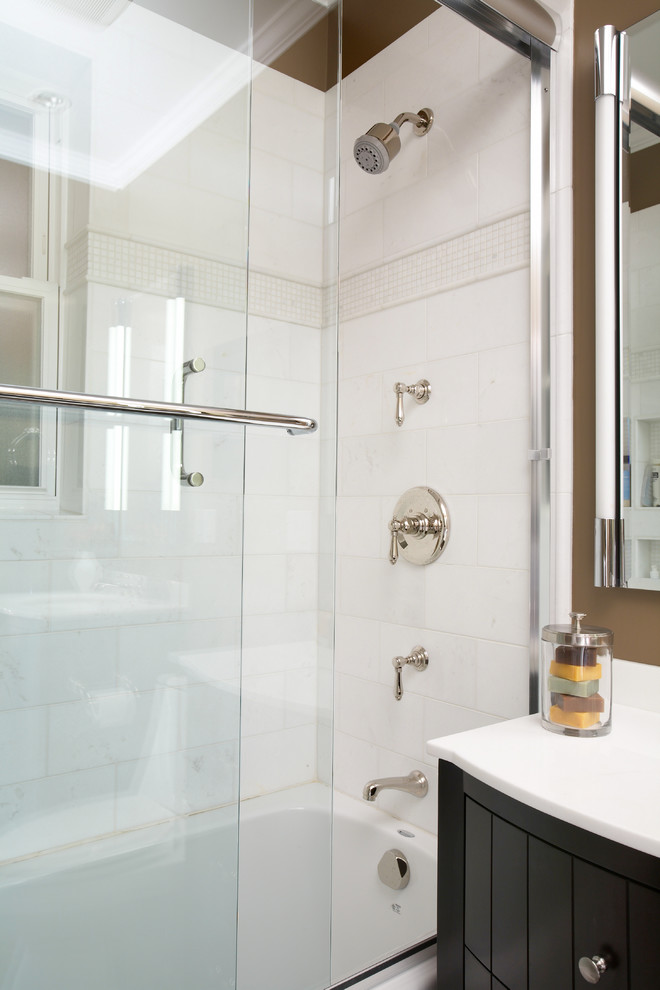 Example of a transitional home design design in Chicago