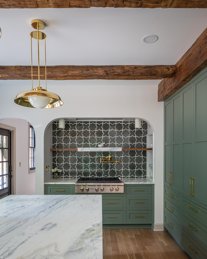 Exempel på ett stort klassiskt vit vitt kök, med en rustik diskho, skåp i shakerstil, gröna skåp, bänkskiva i kvartsit, rostfria vitvaror, mellanmörkt trägolv, en köksö, brunt golv, grönt stänkskydd och stänkskydd i cementkakel