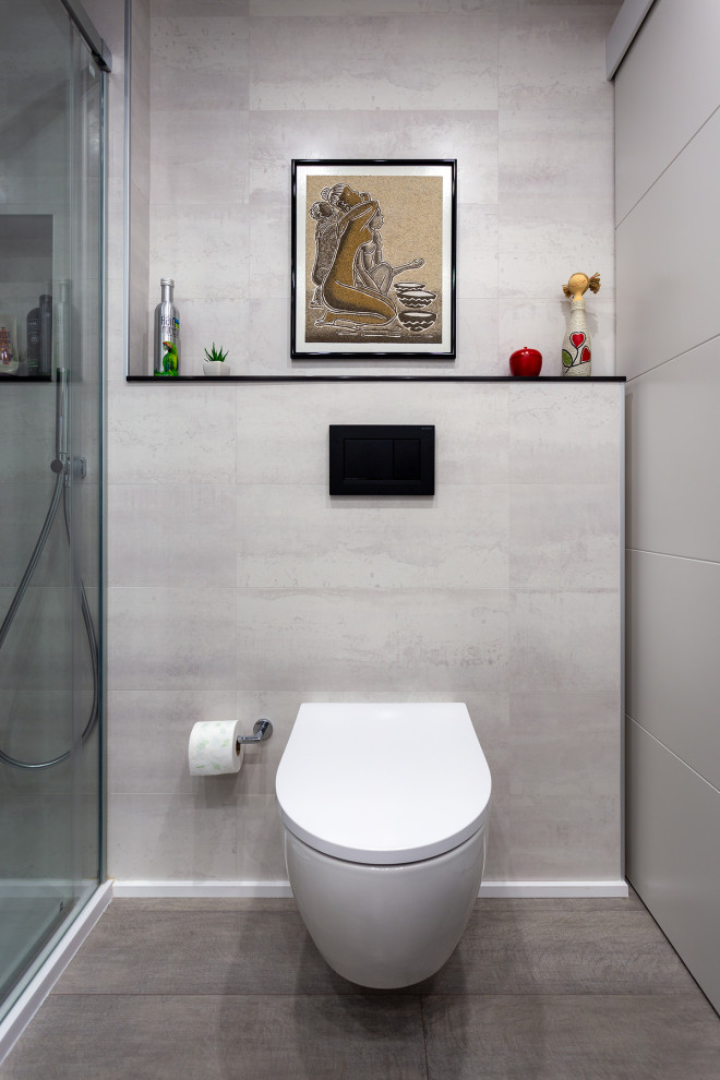 Bild på ett litet funkis brun brunt en-suite badrum, med beige skåp, en dusch i en alkov, en vägghängd toalettstol, beige kakel, beige väggar, ljust trägolv, träbänkskiva och beiget golv