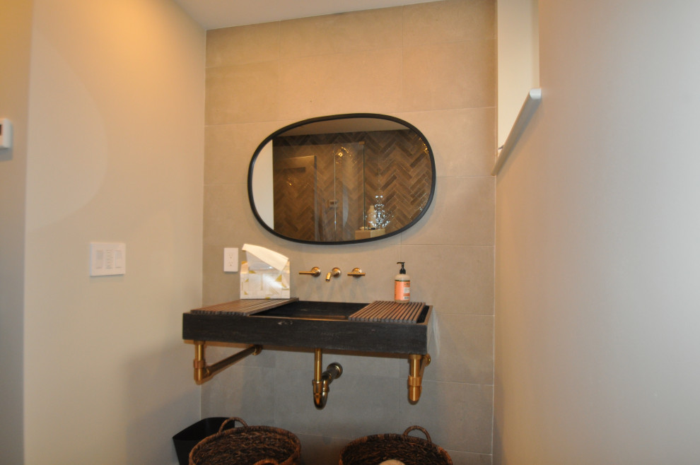 Свежая идея для дизайна: ванная комната среднего размера в стиле неоклассика (современная классика) с серыми фасадами, душем без бортиков, инсталляцией, бежевой плиткой, плиткой из известняка, бежевыми стенами, полом из керамогранита, душевой кабиной, подвесной раковиной, столешницей из известняка, серым полом, душем с распашными дверями, серой столешницей, тумбой под одну раковину и подвесной тумбой - отличное фото интерьера