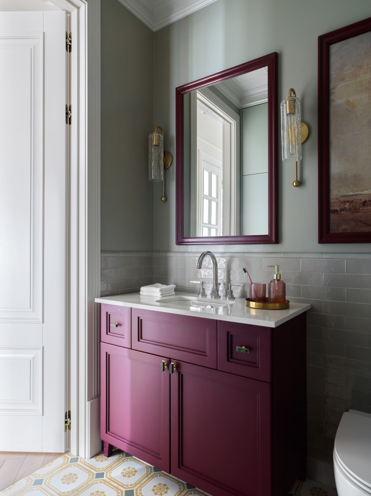 На фото: ванная комната в стиле неоклассика (современная классика) с фасадами с утопленной филенкой, фиолетовыми фасадами, серой плиткой, серыми стенами, врезной раковиной, разноцветным полом, белой столешницей, тумбой под одну раковину и напольной тумбой