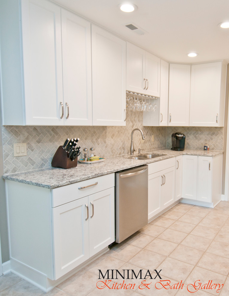 Mid-sized transitional u-shaped porcelain tile eat-in kitchen photo with an undermount sink, shaker cabinets, white cabinets, quartz countertops, gray backsplash, stone tile backsplash and stainless steel appliances