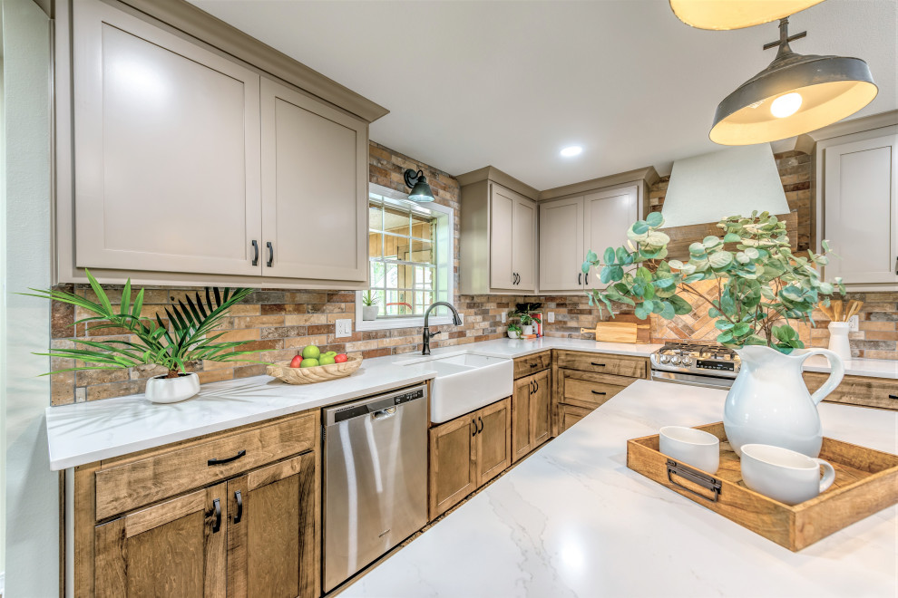 Example of a mid-sized mountain style u-shaped porcelain tile and brown floor eat-in kitchen design with an undermount sink, shaker cabinets, medium tone wood cabinets, quartzite countertops, multicolored backsplash, porcelain backsplash, stainless steel appliances, an island and white countertops