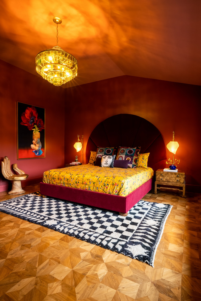 Eklektisches Schlafzimmer mit roter Wandfarbe, braunem Holzboden und gewölbter Decke in Orange County
