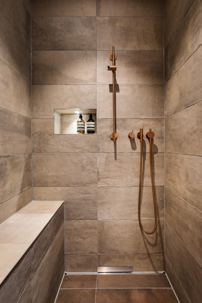 Inspiration for a bathroom in Essen with an open shower and an open shower.