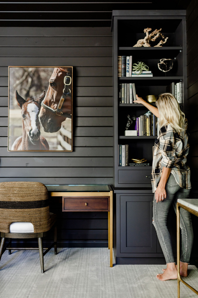 Foto de despacho rústico pequeño con paredes negras, moqueta, escritorio empotrado, suelo multicolor, madera y madera
