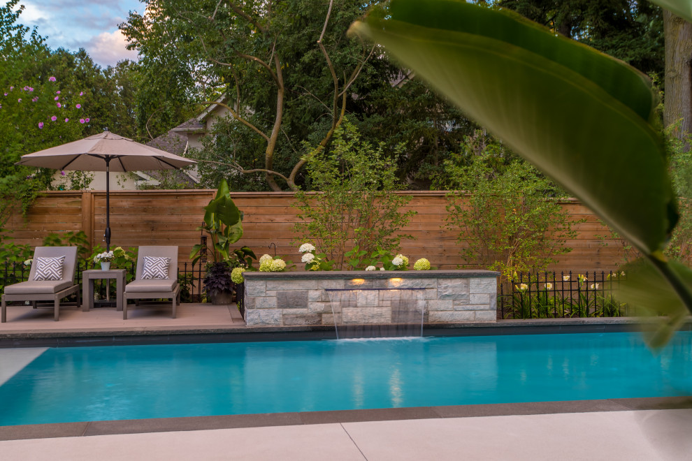 Inspiration for a mid-sized transitional landscaping in Toronto.