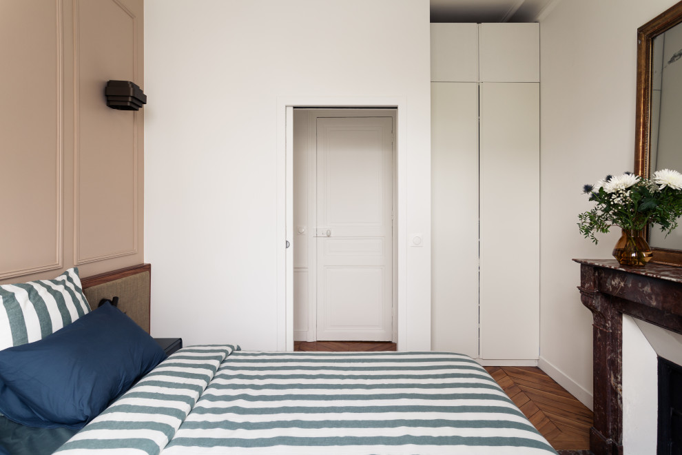 Стильный дизайн: хозяйская спальня среднего размера в стиле модернизм с бежевыми стенами, светлым паркетным полом, стандартным камином, фасадом камина из камня, деревянным потолком и деревянными стенами - последний тренд