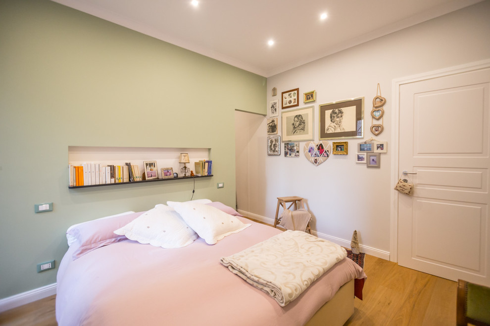 Foto på ett shabby chic-inspirerat huvudsovrum, med gröna väggar, ljust trägolv och brunt golv
