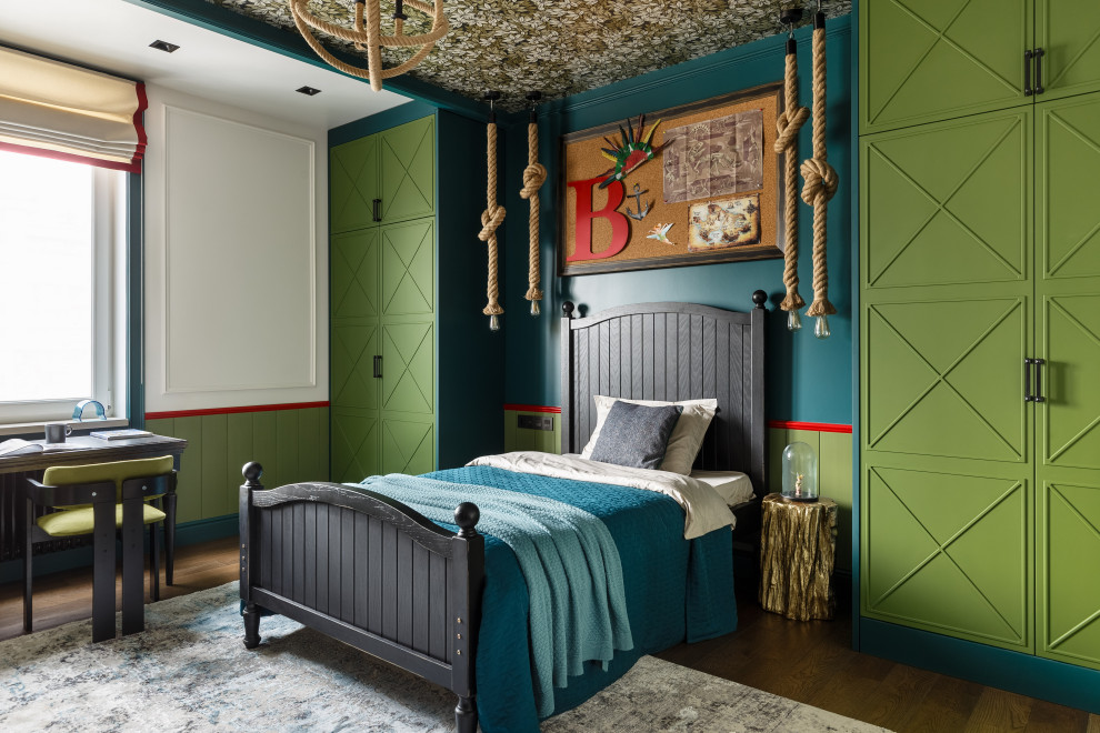 Immagine di una cameretta per bambini da 4 a 10 anni stile marinaro con pareti blu e parquet scuro