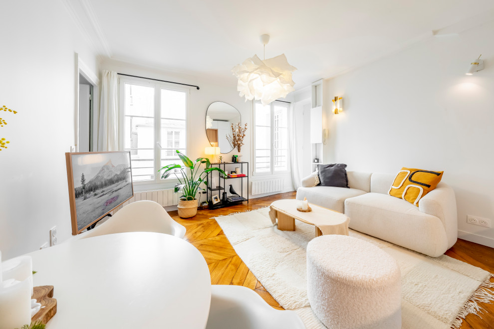 Aménagement d'une petite salle de séjour contemporaine ouverte avec un mur blanc, un sol en bois brun, un téléviseur indépendant et un sol marron.
