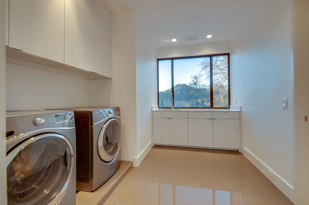 Photo of a modern laundry room in Dallas.