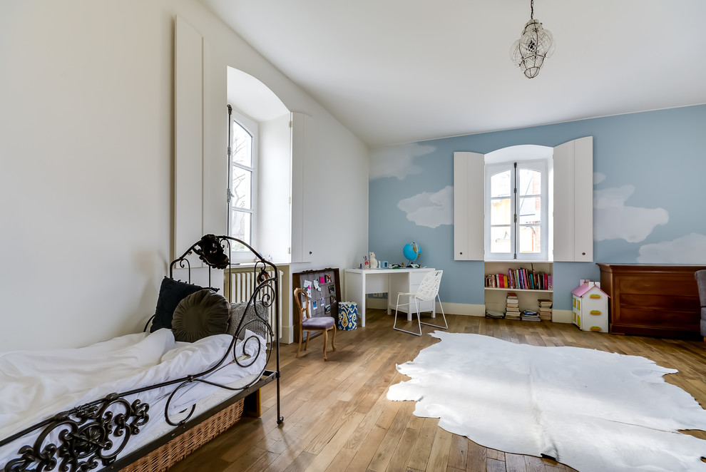 Chambre d'enfant?[Inspiration pour chambre d'enfant for fille With un mur bleu and un sol en bois brun.]:[Inspiration pour chambres d'enfant for fille With un mur bleu and un sol en bois brun.]
